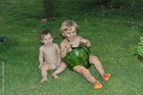 crianças se divertem com  melância  photo