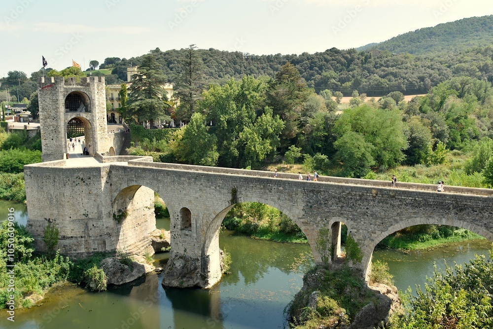 Le pont fortifié menant au village médiéval de Besalù en Catalogne Le pont fortifié menant au village médiéval de Besalù en Catalogne