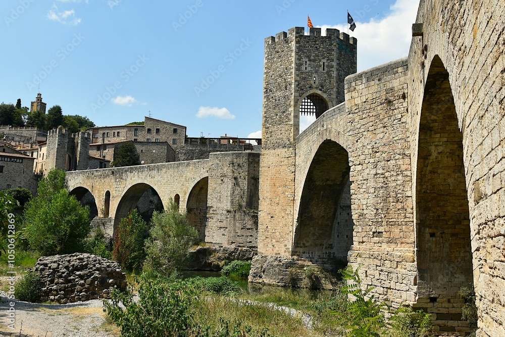 Le pont fortifié menant au village médiéval de Besalù en Catalogne Le pont fortifié menant au village médiéval de Besalù en Catalogne