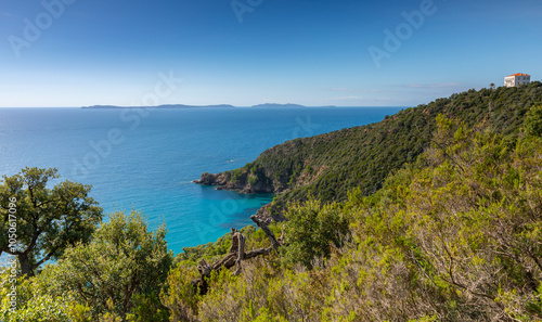 Randonnée le long de la Corniche des Maures avec  la maison Foncin en arrière plan