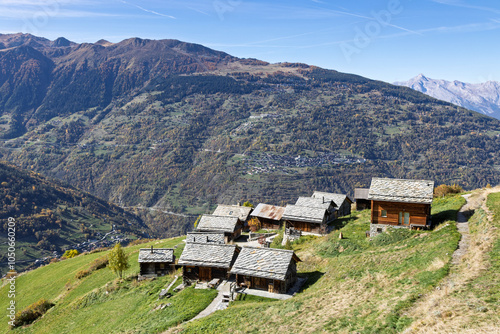 Hameau de petits chalets en bois typiques des Alpes suisses