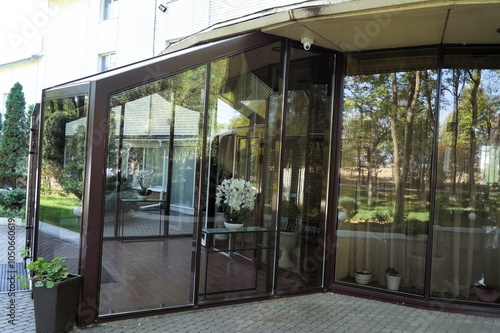 A beautiful building entrance to a hotel or restaurant