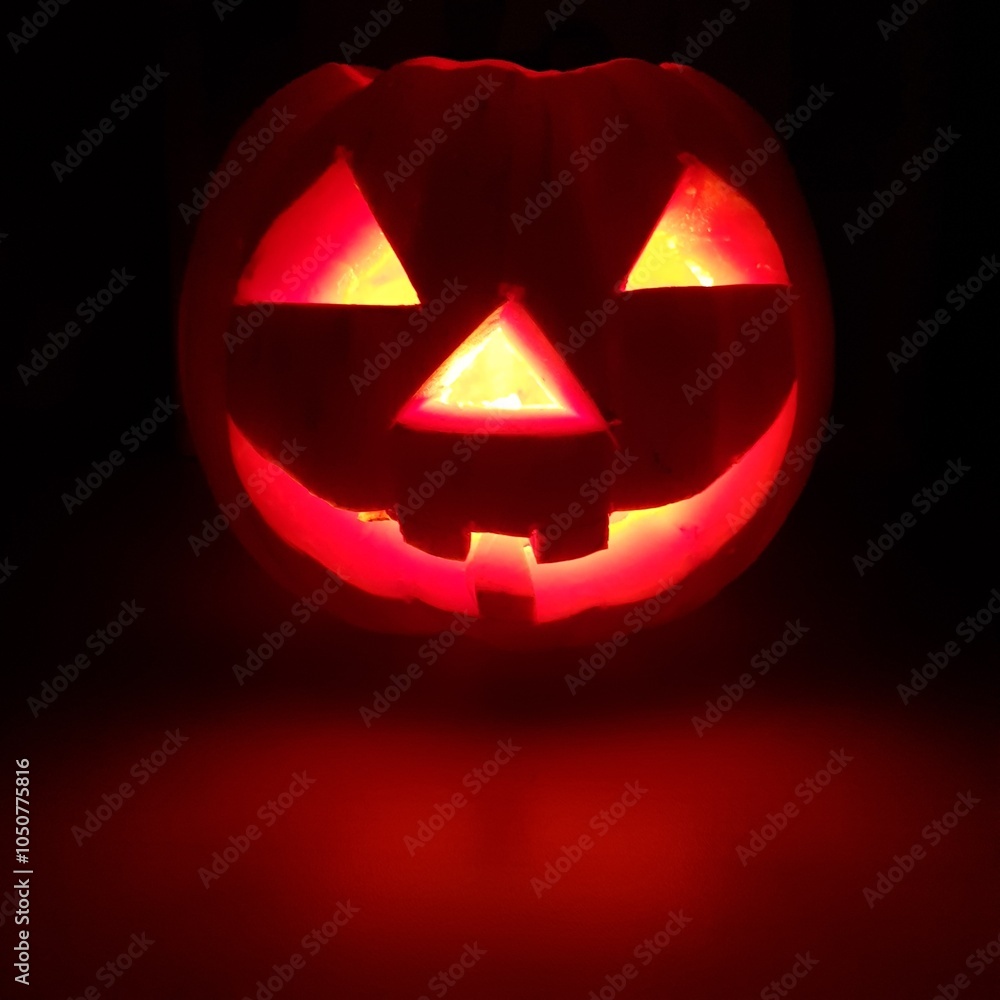 Calabaza de Halloween iluminada con una vela Calabaza de Halloween iluminada con una vela