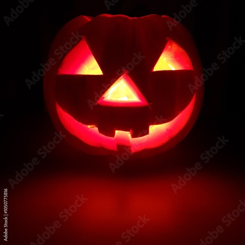 Calabaza de Halloween iluminada con una vela