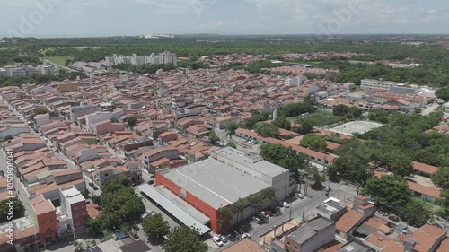 Imagem aéreade drone de supermercado no bairro Cidade 2000, em Fortaleza, Ceará.