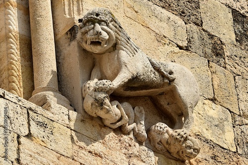 фотографія Sculpture en bas-relief représentant un lion sur la façade de l’église de l’anci