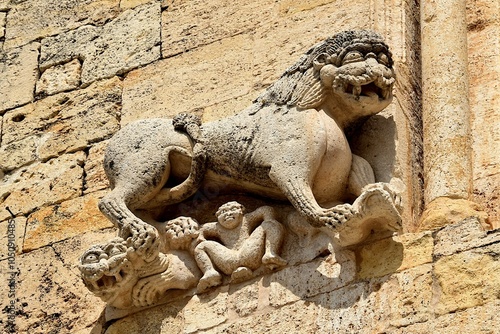Obraz na plátne Sculpture en bas-relief représentant un lion sur la façade de l’église de l’anci