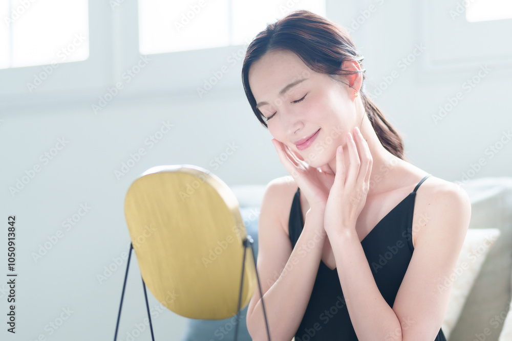 リビングでお肌をケアする女性 スキンケア ビューティー コンセプト リビングでお肌をケアする女性 スキンケア ビューティー コンセプト