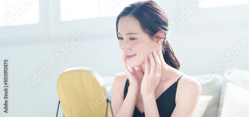 Obraz na plátně リビングでお肌をケアする女性　スキンケア　ビューティー　コンセプト