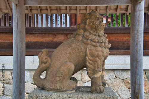 Fotografi A guardian dog sitting in front of Motoise Kono Jinja