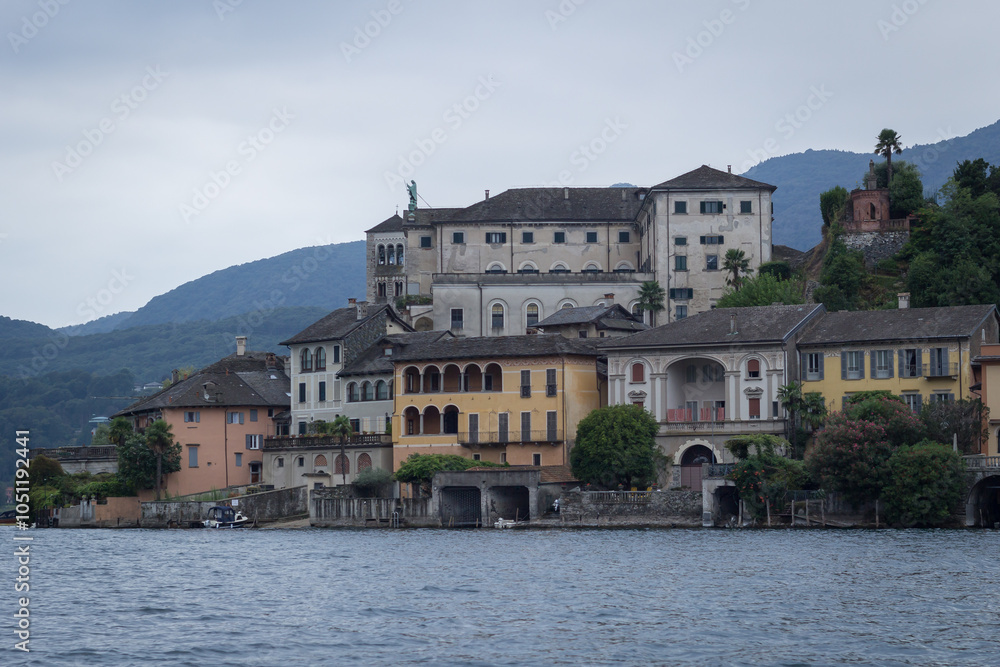 Fototapeta premium VILA DE ORTA SAN GIULIO , ILHA DE ORTA SAN GIULIO