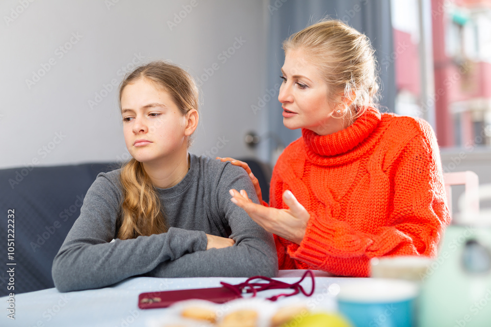 Φωτογραφία Portrait of sad woman trying to talk with daughter in home