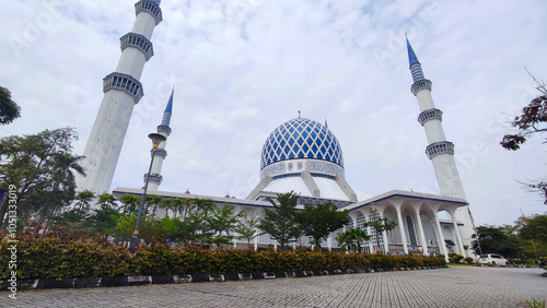 Sultan Salahuddin Abdul Aziz Shah mosque or Shah Alam mosque during day light photo