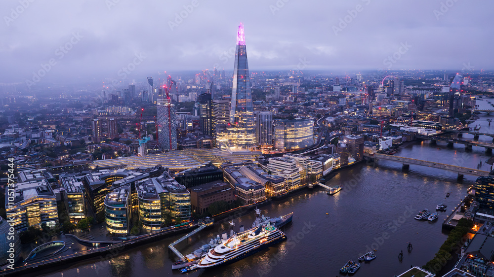 Obraz premium Bustling cityscape of London, UK