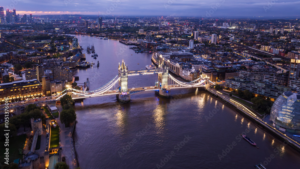 Fototapeta premium Bustling cityscape of London, UK