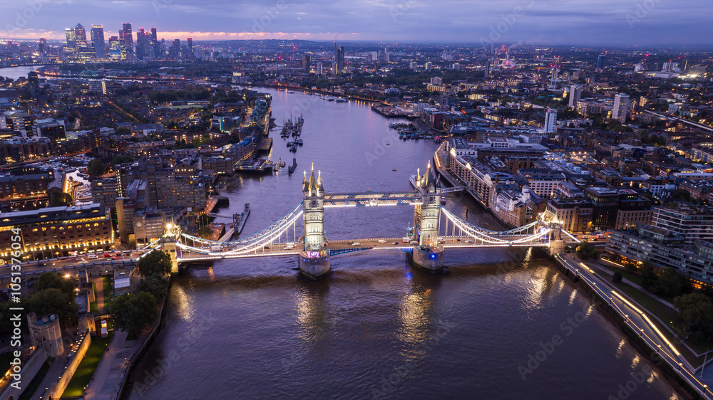 Fototapeta premium Bustling cityscape of London, UK