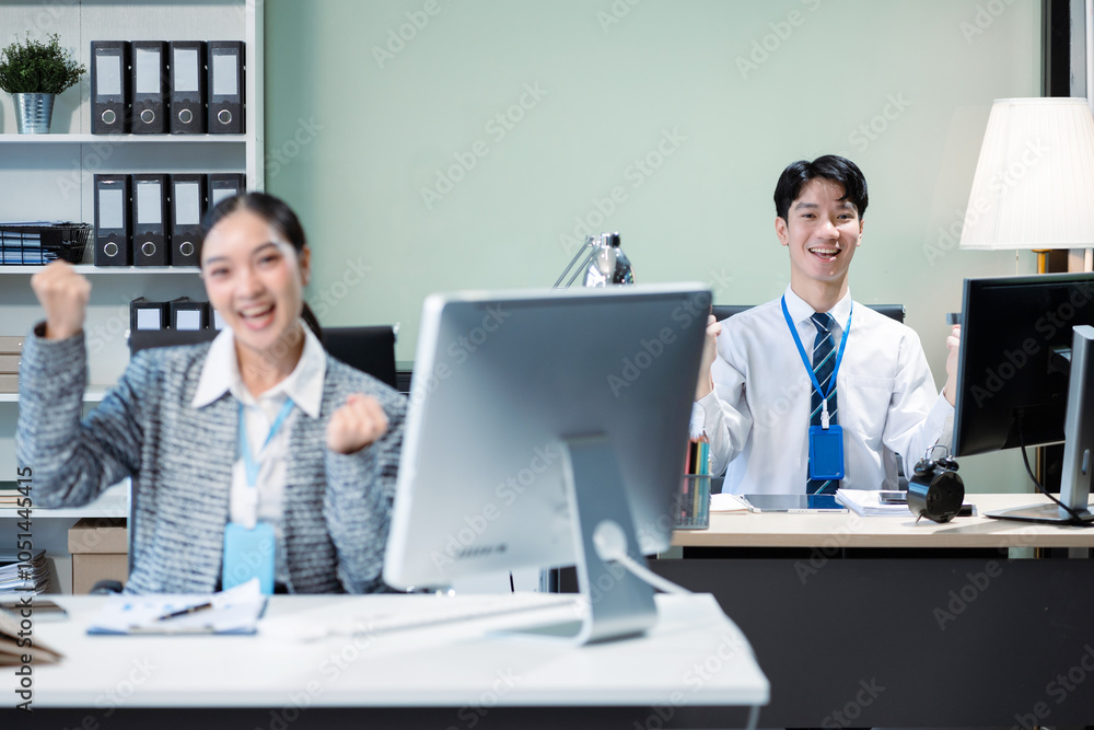 Obraz premium Happy smiling businessman feel happy work complete Teamwork success, success at work in the office concept.