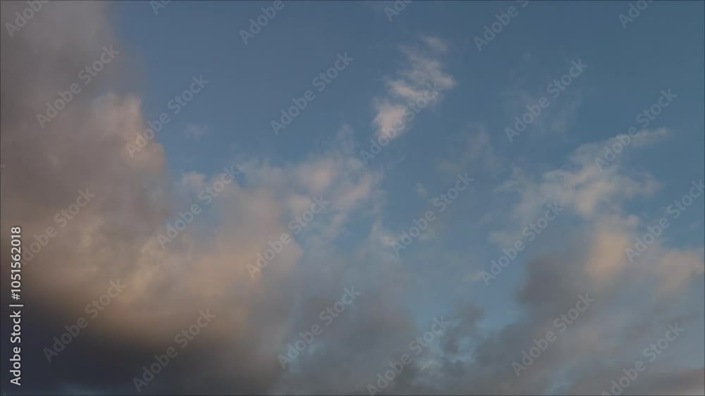 Nubes de altocumulos cambian a un color mas oscuro al atardecer Nubes de altocumulos cambian a un color mas oscuro al atardecer