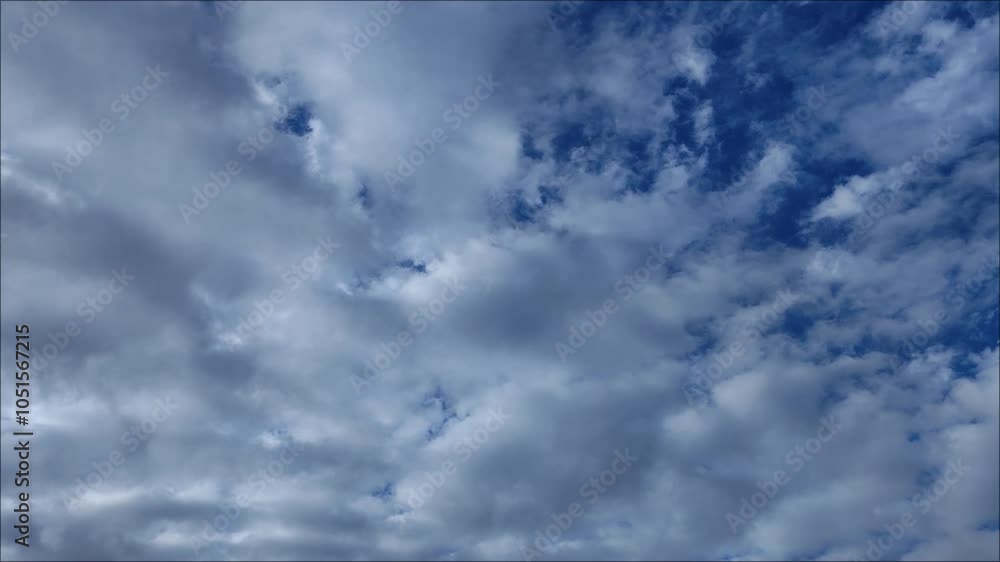 Cielo al atardecer con nubes de bolas que van haciéndose más grande Cielo al atardecer con nubes de bolas que van haciéndose más grande