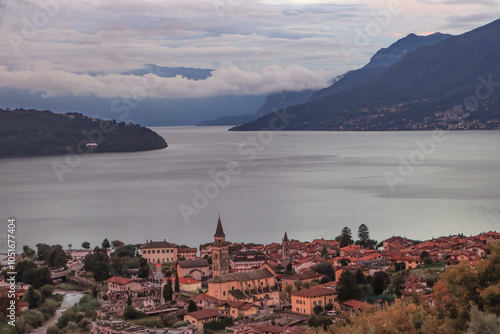 Obraz na płótnie Lago di Como im Abendlicht; Blick von Vercana auf Domaso und den See w salonie