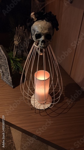 Petit coin de salle de décoration Halloween, avec squelette, toiles d'araignées, lampe mystérieuse, ambiance horrifique et de terreur, lampe orange et de feu, accueil épouvante, chaise de bois photo