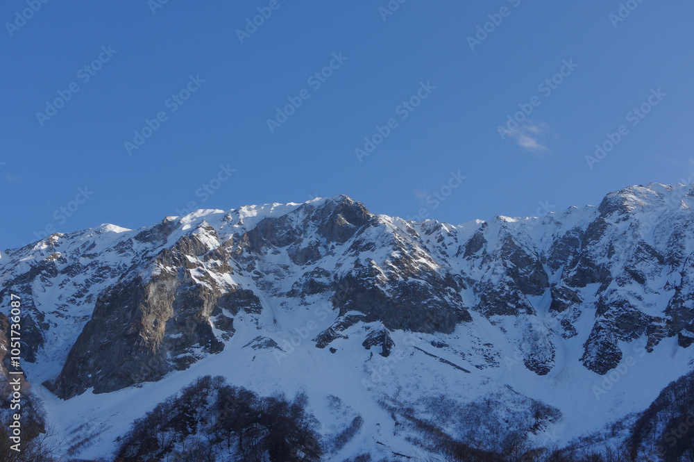 Obraz premium 冬山と青空