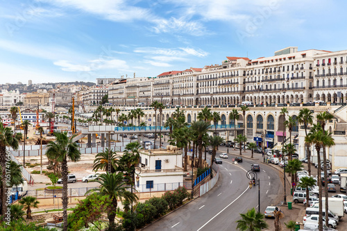 Cuadro en lienzo Amazing view of central waterfront of city of Algiers