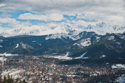 Obraz na płótnie Snow-covered mountain peaks in the Tatras above the town of Zakopane in the Polish mountains w salonie