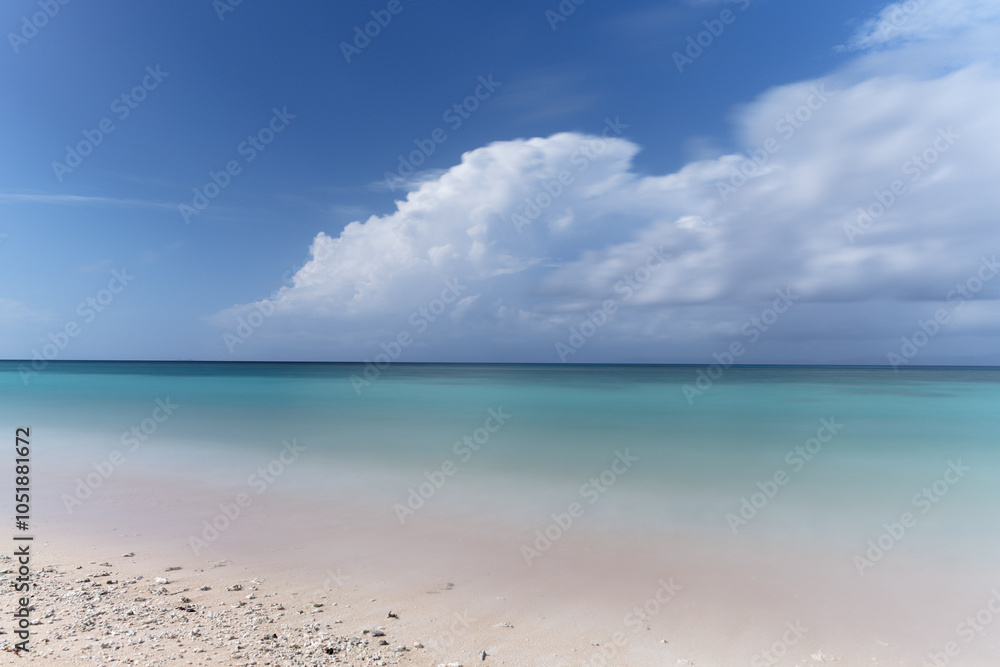 波照間島ニシ浜を流れる雲