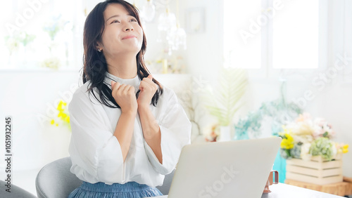 Bild auf Leinwand 女性、嬉しい、喜ぶ、合格、当選、推し活、キャンペーン、プレゼント、インターネット、DX、ノートパソコン、仕事、日本人、楽しい、ラッキー、チャンス、キャッシュバッ