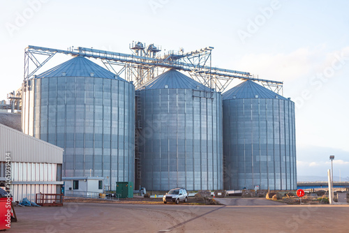 Grain storage terminal with tanks in a seaport.