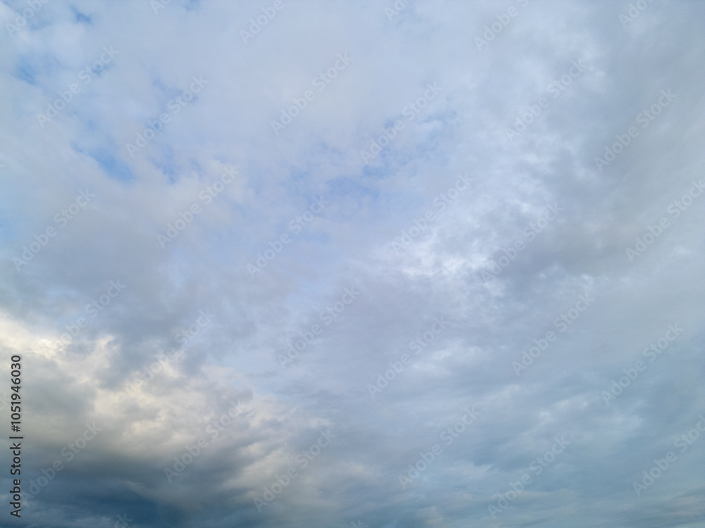 Fototapeta premium 털이 가득한 한마리 양처럼 둥실둥실 떠있는 거대하고 하얗고 올록볼록한 기분을 좋게 만드는 뭉게구름, 