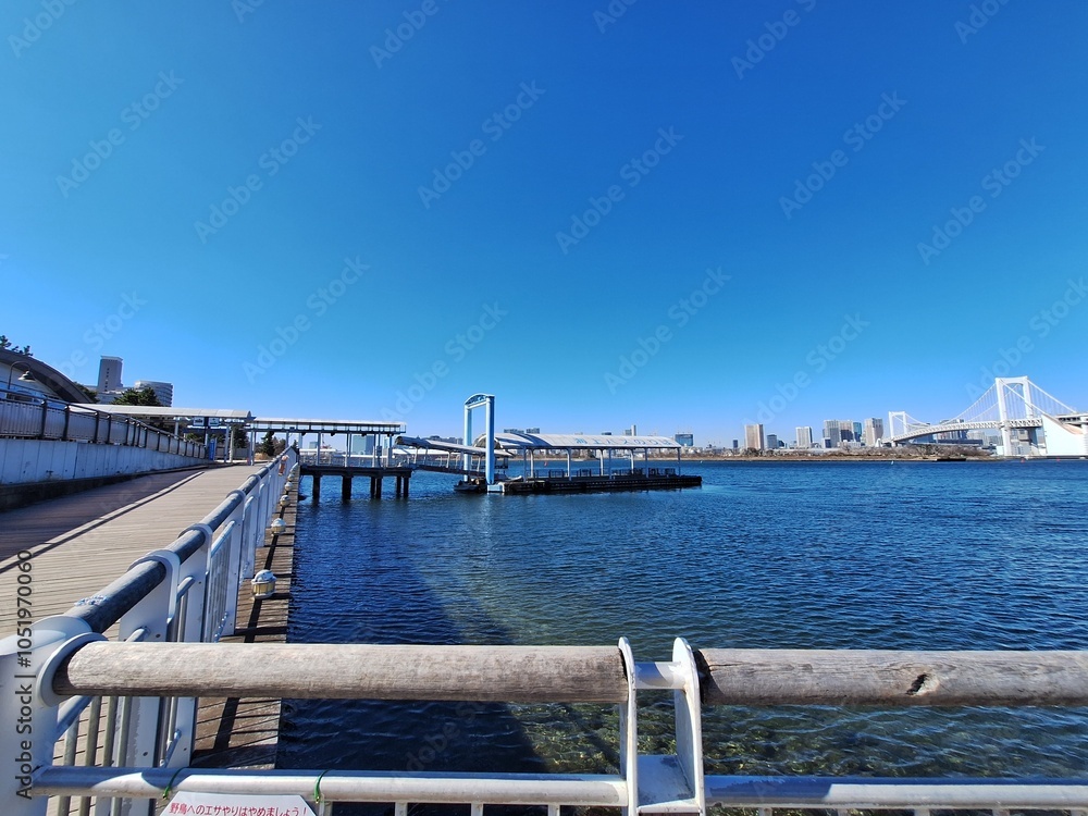 Obraz premium Small pier at Odaiba on a sunny morning