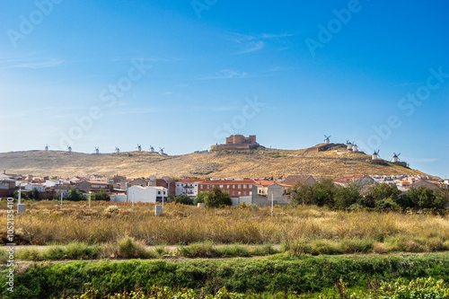 Molinos de viento antiguos en un pueblo pintoresco de Don Quijote Consuegra