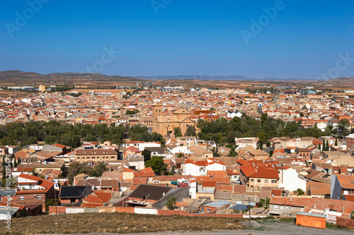 Molinos de viento antiguos en un pueblo pintoresco de Don Quijote Consuegra