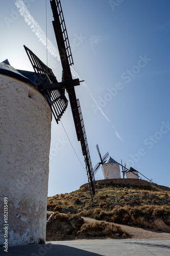 Molinos de viento antiguos en un pueblo pintoresco de Don Quijote Consuegra