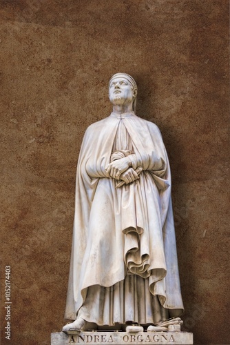 Obraz na płótnie florenz, italien - statue von andrea obgagna an der außenfassade der uffizien - freigestellt w salonie