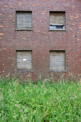 Fassade eines leerstehenden Hauses photo