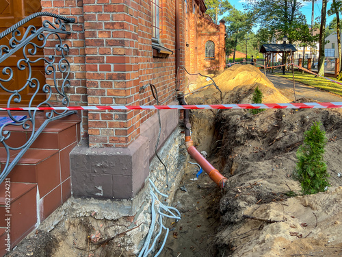 Securing the foundations of existing, old buildings against moisture.