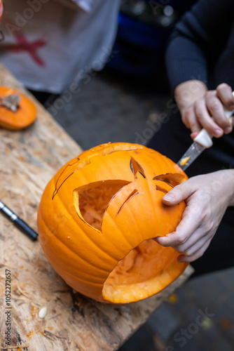 Kürbis schnitzen zu Halloween mit unterschiedlichen Werkzeugen