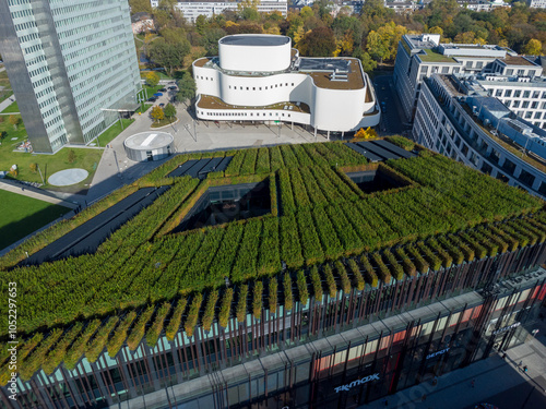 Gustaf-Gründgens-Platz mit Schauspielhaus, Dreischeibenhaus und mit Hainbuchen begrünter Kö-Bogen-II, Düsseldorf, NRW, Deutschland