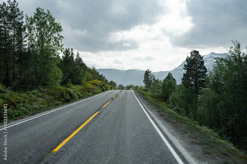 Naklejka premium Empty road in a moody norway mountain landscape