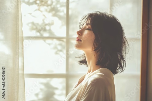 窓のそばで穏やかな時間を過ごす女性、柔らかい光が差し込む静かな朝のひととき Free Download 窓のそばで穏やかな時間を過ごす女性、柔らかい光が差し込む静かな朝のひととき - GFXLoad