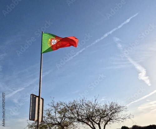 Bandera de Portugal ondeando al viento 