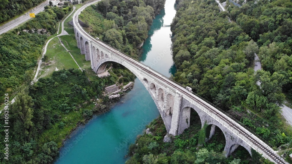 Drohnenaufnahme der Solkanbrücke über der Soca in Slowenien Drohnenaufnahme der Solkanbrücke über der Soca in Slowenien