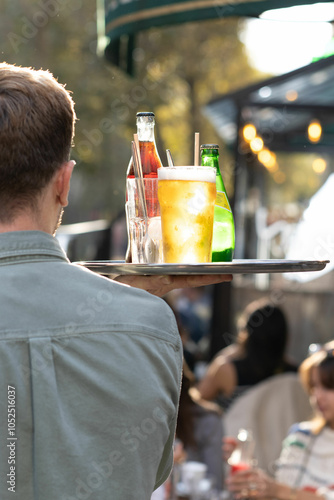 Plateau de boissons fraîches sur une terrasse parisienne photo