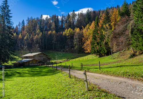 Reit im Winkl, Urlaub im Herbst in den Bergen in Bayern: Berge, Wanderwege und schöne Aussichten rund um den Premium Urlaubsort im Chiemgau photo