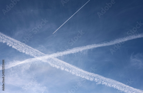 Kondensstreifen am blauen Himmel photo