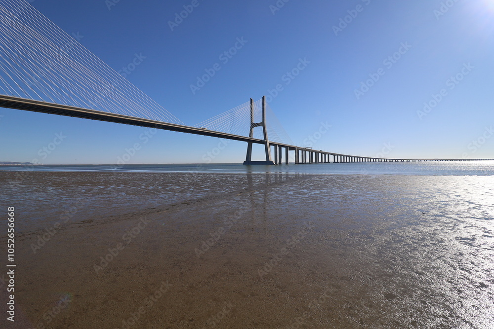 Fototapeta premium Le pont Vasco de Gama, viaduc sur l'estuaire du fleuve Tage, dans le quartier d'affaires le parc des nations, ville de Lisbonne, Portugal