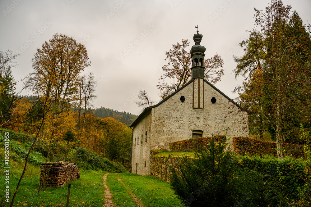 Eine kleine Kirche nahe des Herbstwaldes Eine kleine Kirche nahe des Herbstwaldes